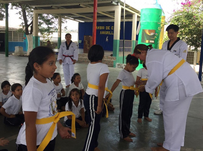 지난 7일 온두라스 과테말라초등학교의 태권도 심사에서 승급한 아이들이 노란띠를 수여 받고 있다.